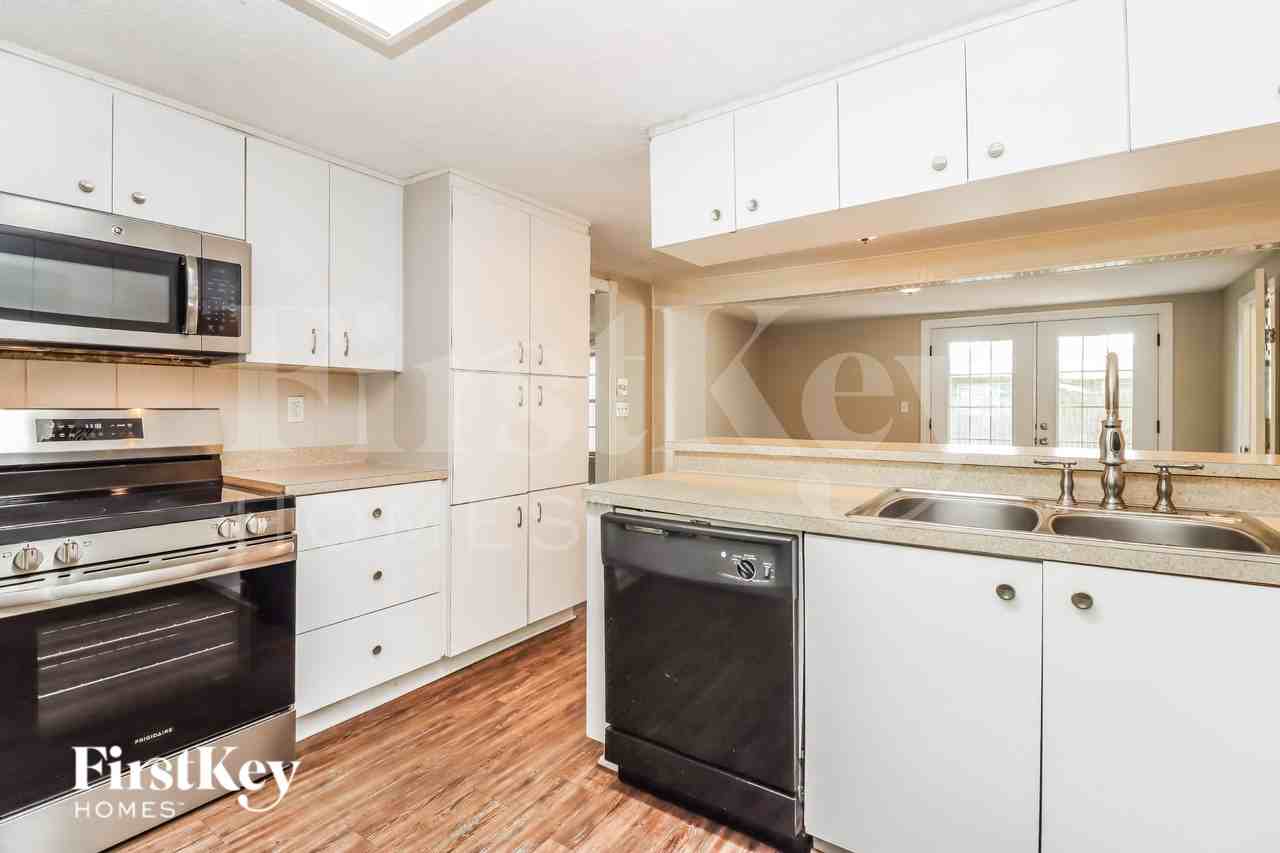 645 Lexington St - Photo 7 of 20