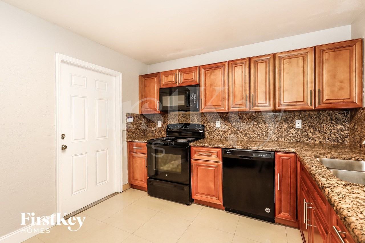 3763 Swstreet - Photo 4 of 16