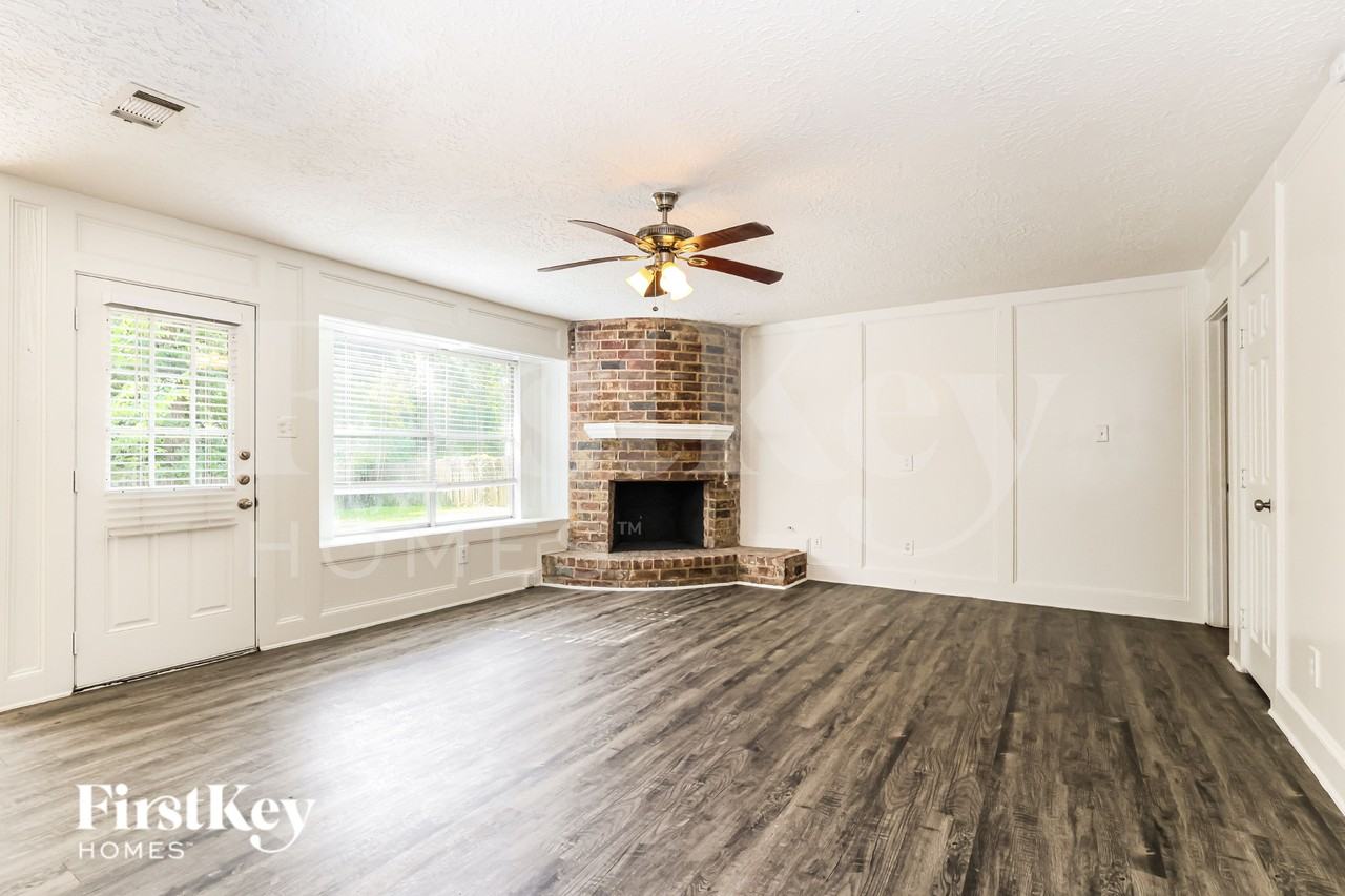 24106 Creekview Dr - Photo 3 of 19