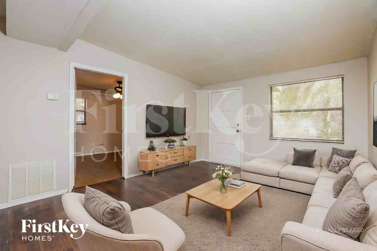 1030 Maxey Dr - Photo 3 of 19