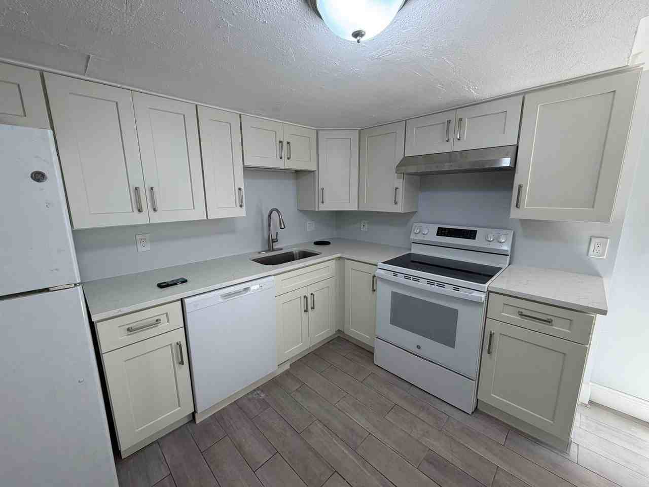 34 Chelsea St #B - Photo 2 of 17