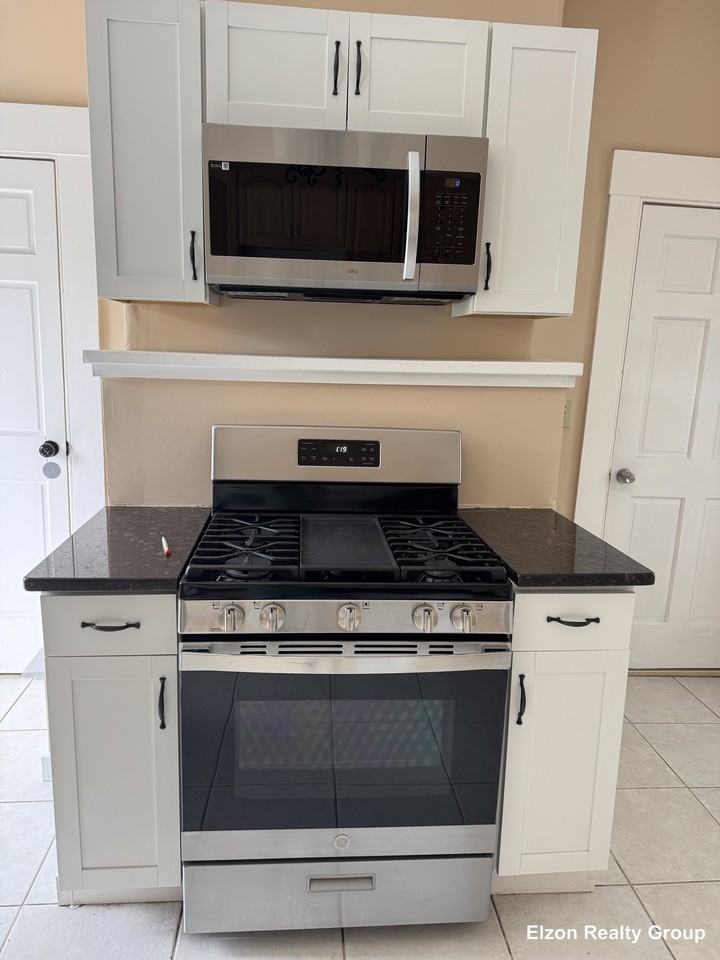 252 Foster St - Photo 3 of 11