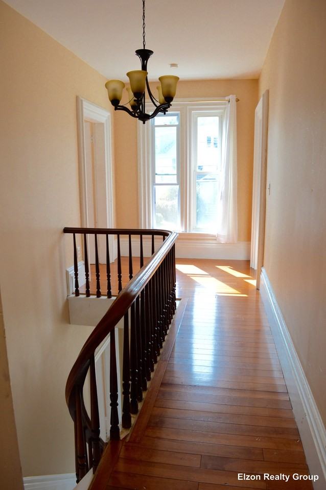 252 Foster St - Photo 4 of 11