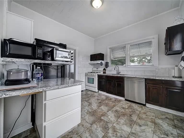 604 Saluda St - Photo 7 of 8