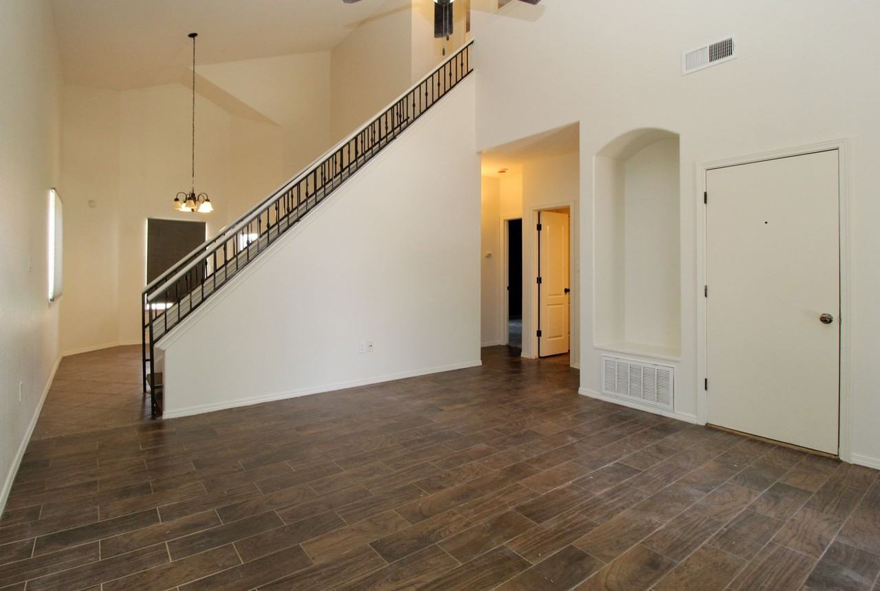 2210 Hannah Leigh St - Photo 5 of 19