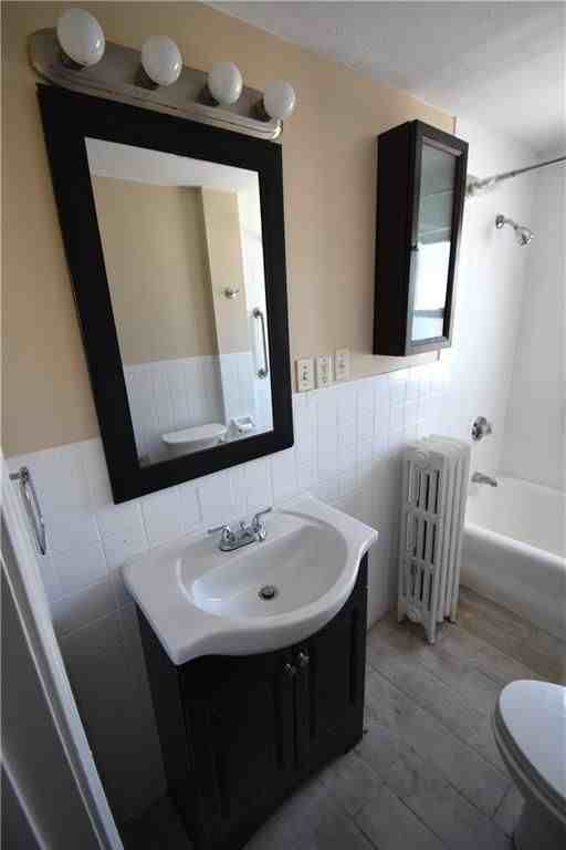 272 Nahatan St - Photo 5 of 17