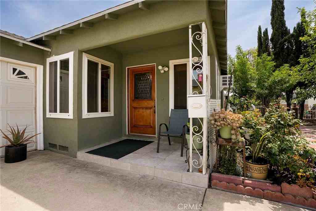 7838 Craner Ave - Photo 4 of 24