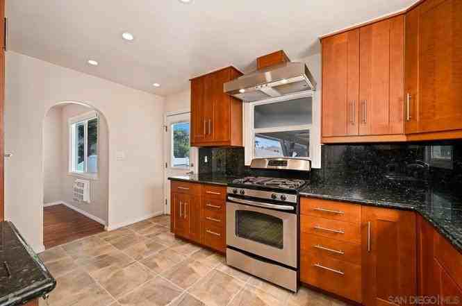820 Country Club Dr - Photo 6 of 18