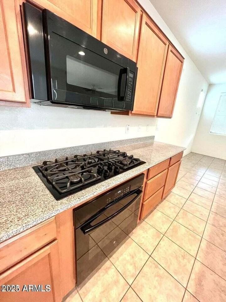 3836 E Stiles Ln - Photo 4 of 14