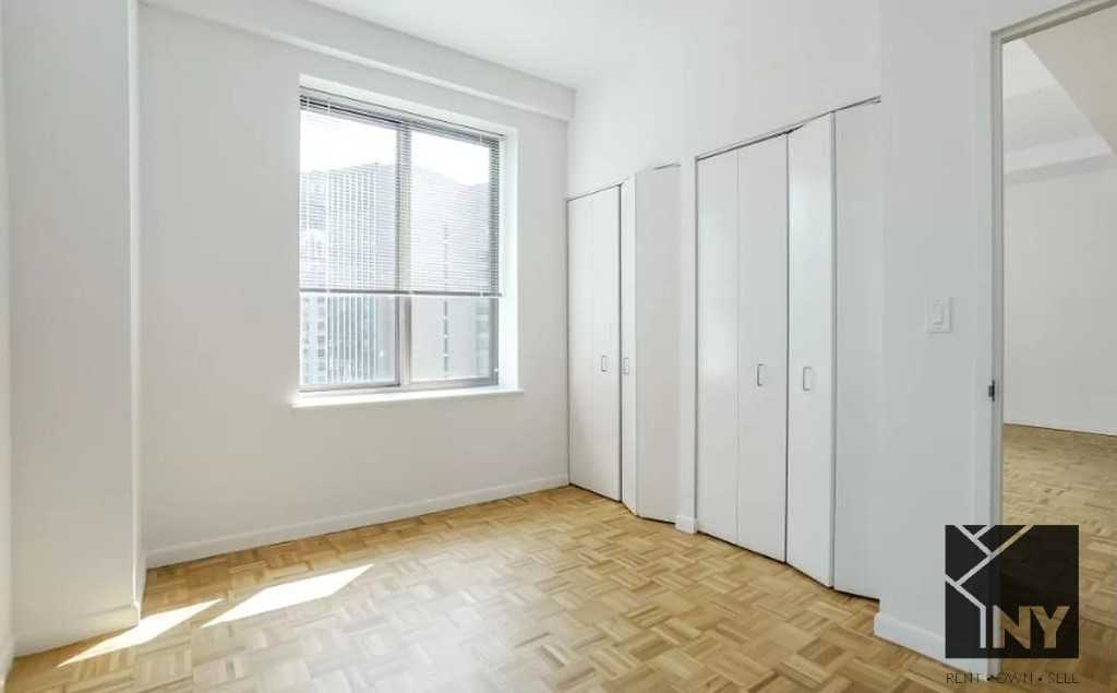 45 William St #1712 - Photo 3 of 4