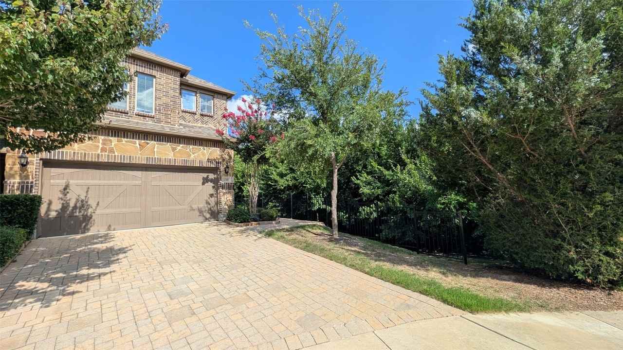 6300 Hermosa Dr - Photo 2 of 37