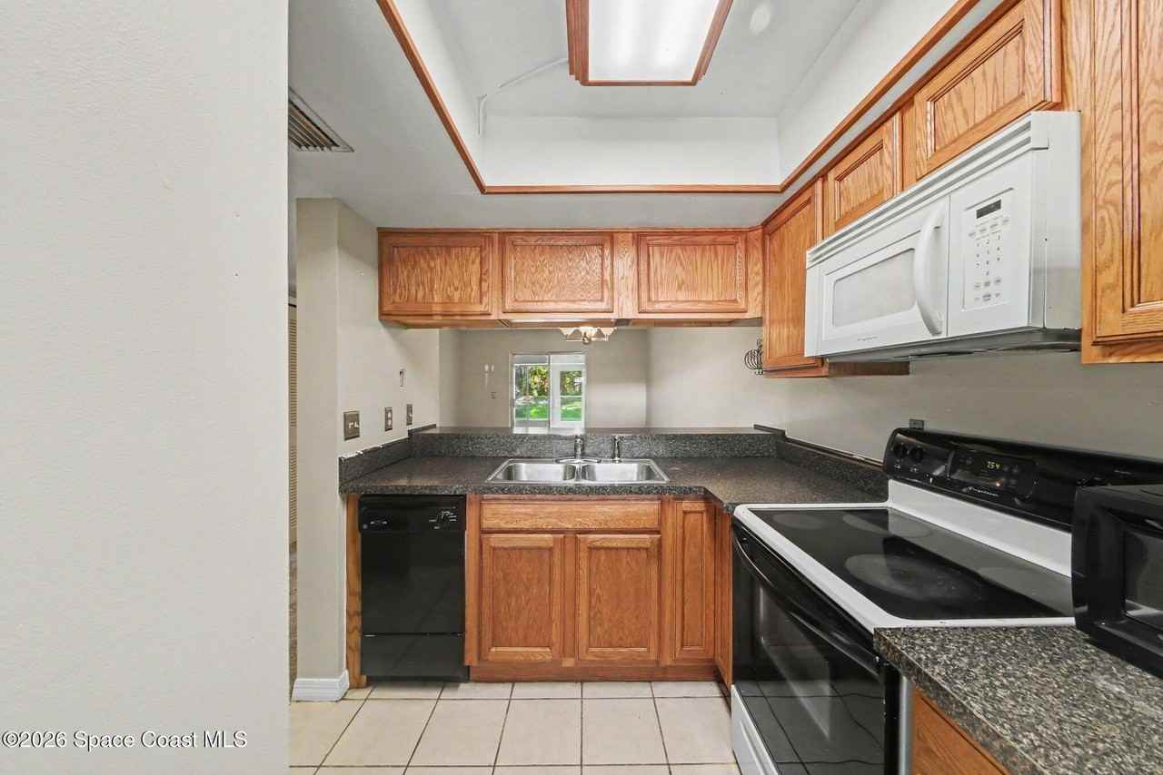 3150 Sir Hamilton Cir #2 - Photo 5 of 15