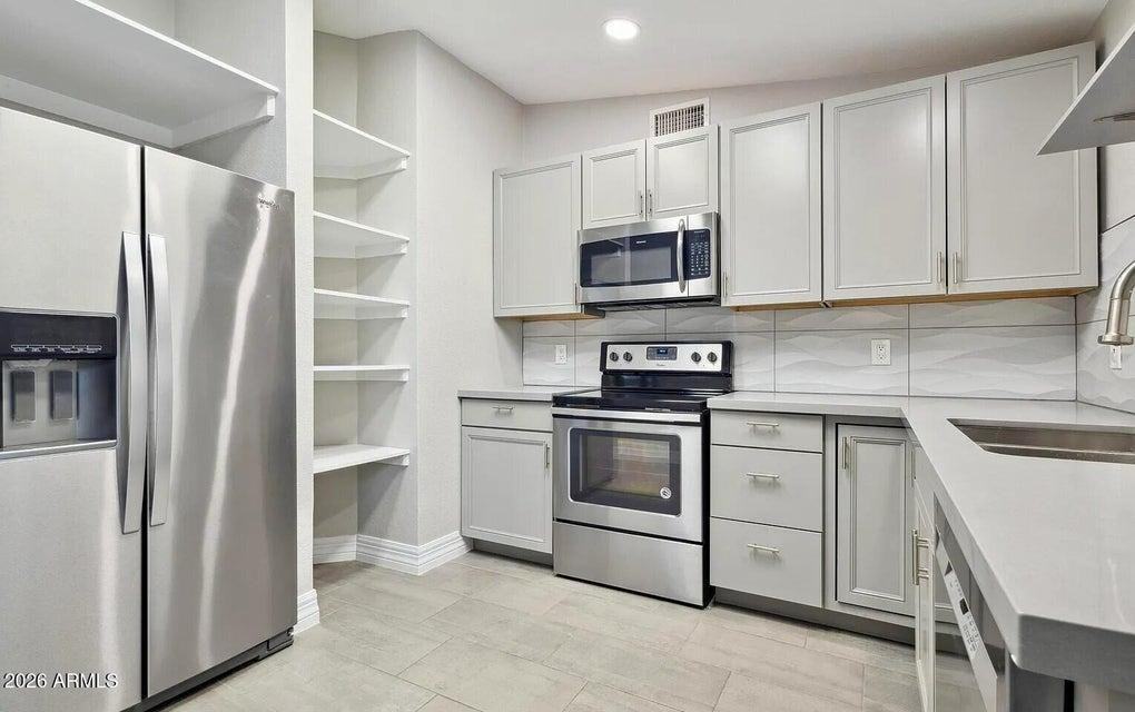 2068 E Howe Ave - Photo 3 of 20