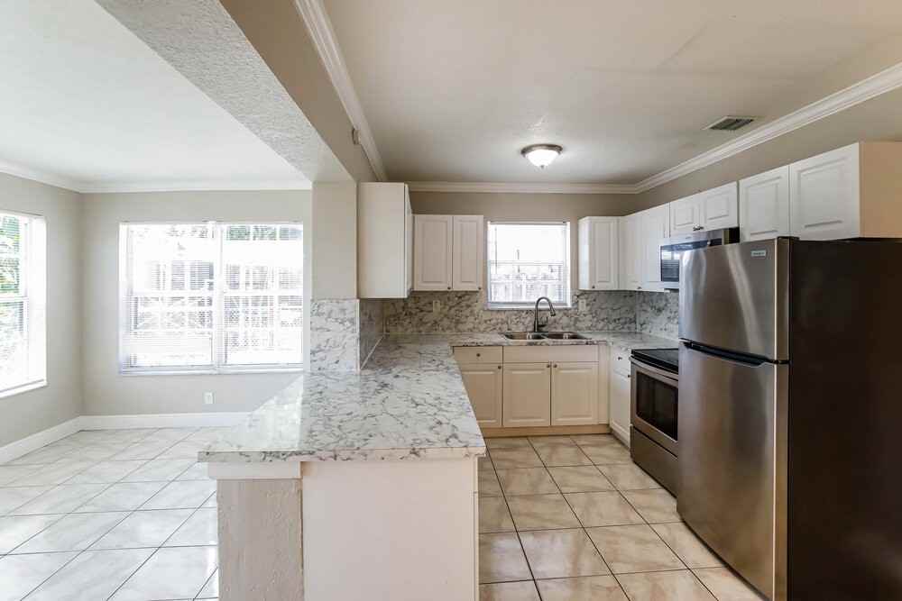 2300 De Soto Dr - Photo 7 of 16