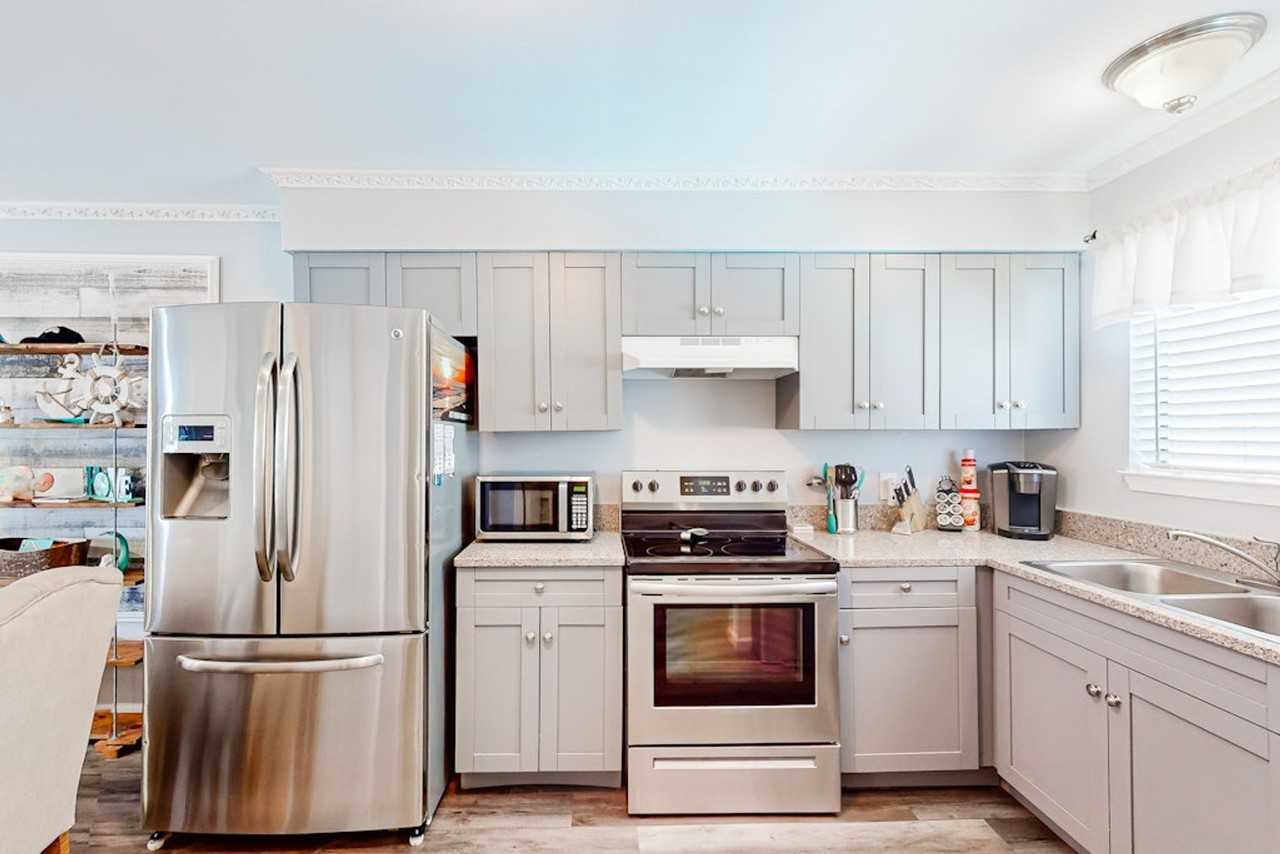 924 W Beach Blvd #1364784P - Photo 4 of 17