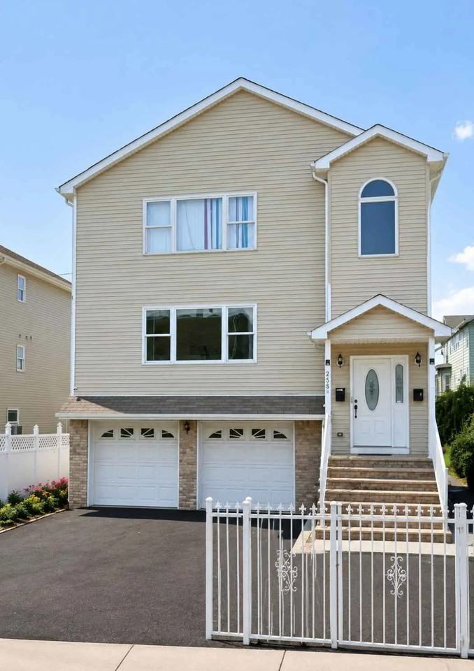 258 East 17th Street - Photo 2 of 7