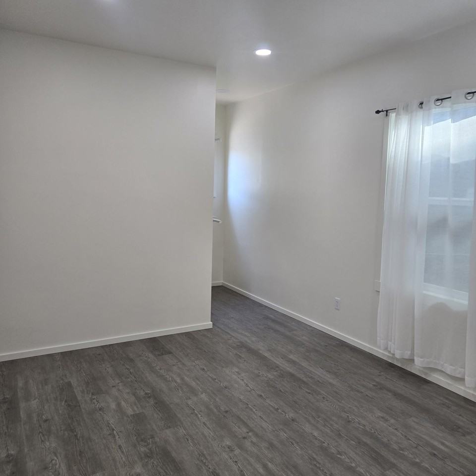 927 W Mercury St - Photo 2 of 15