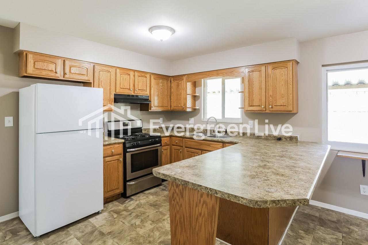 2466 Saturn Dr - Photo 2 of 15