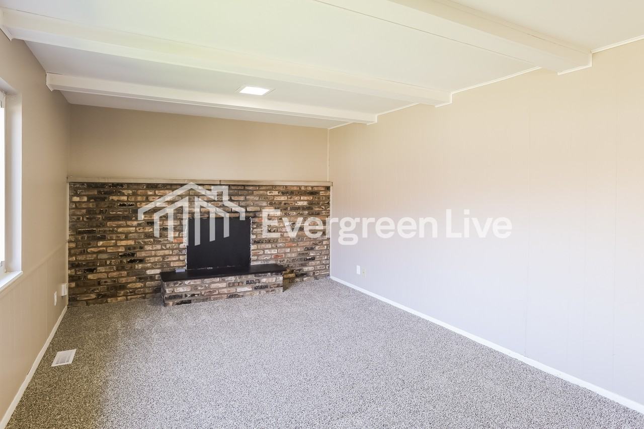 2466 Saturn Dr - Photo 3 of 15