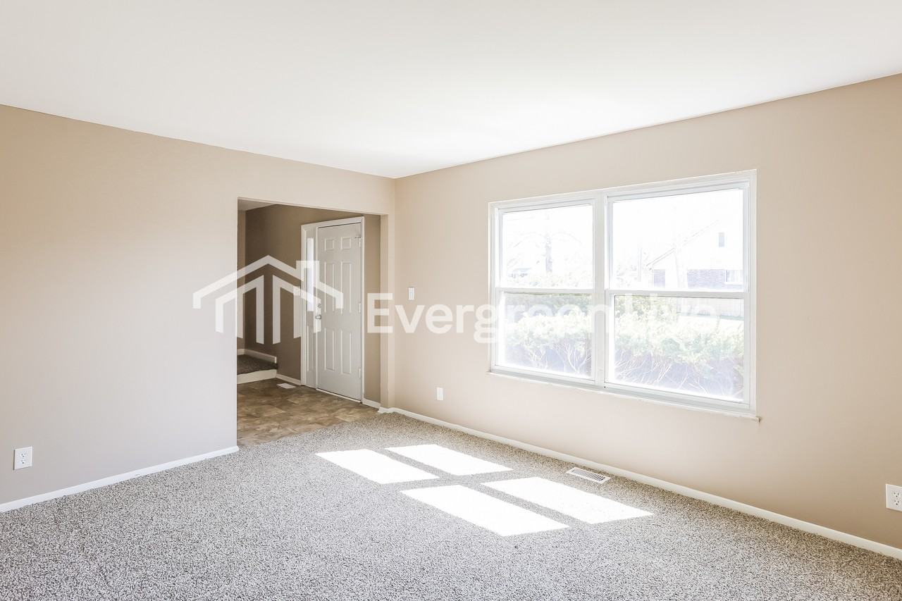 2466 Saturn Dr - Photo 4 of 15