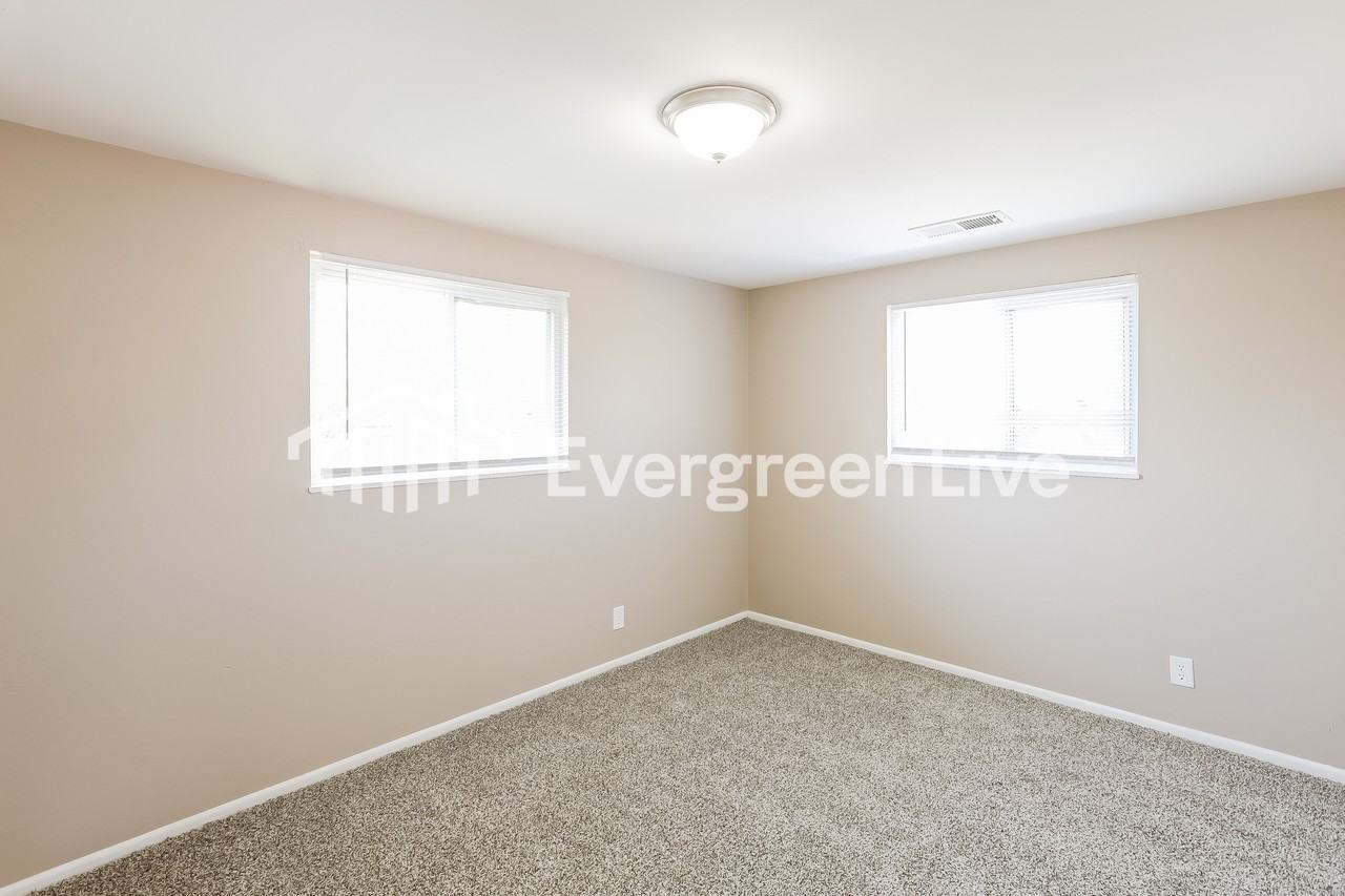 2466 Saturn Dr - Photo 5 of 15