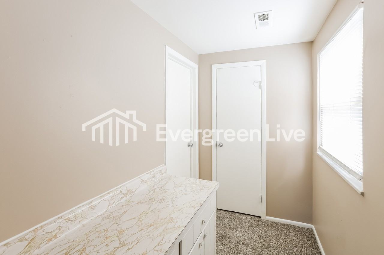 2466 Saturn Dr - Photo 6 of 15