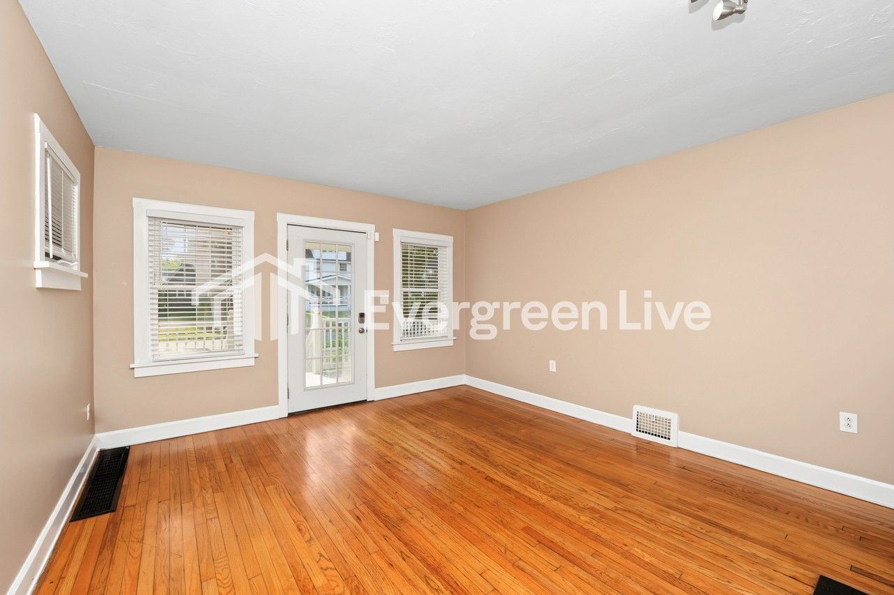 842 Montford Rd - Photo 2 of 15