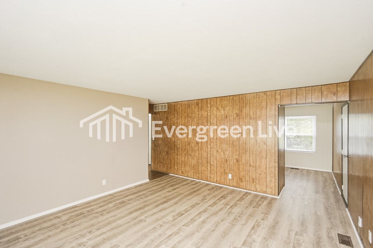 7804 Cullen Dr - Photo 4 of 15