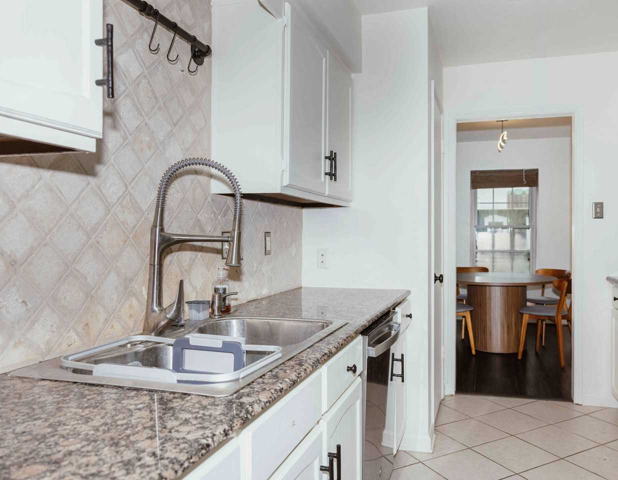 353 North Post Oak Lane #823 - Photo 4 of 21