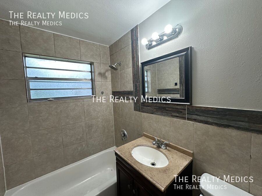 815 W Wisconsin Ave - Photo 7 of 20