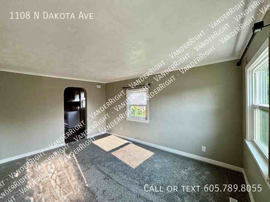 1108 N Dakota Ave - Photo 2 of 31