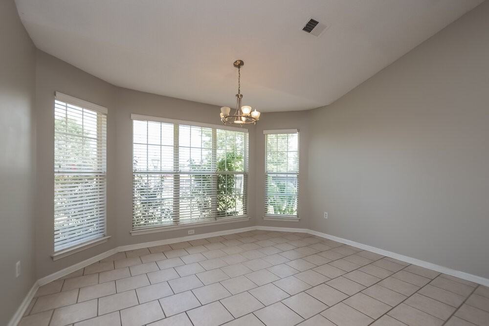810 Lakemont Dr - Photo 3 of 13