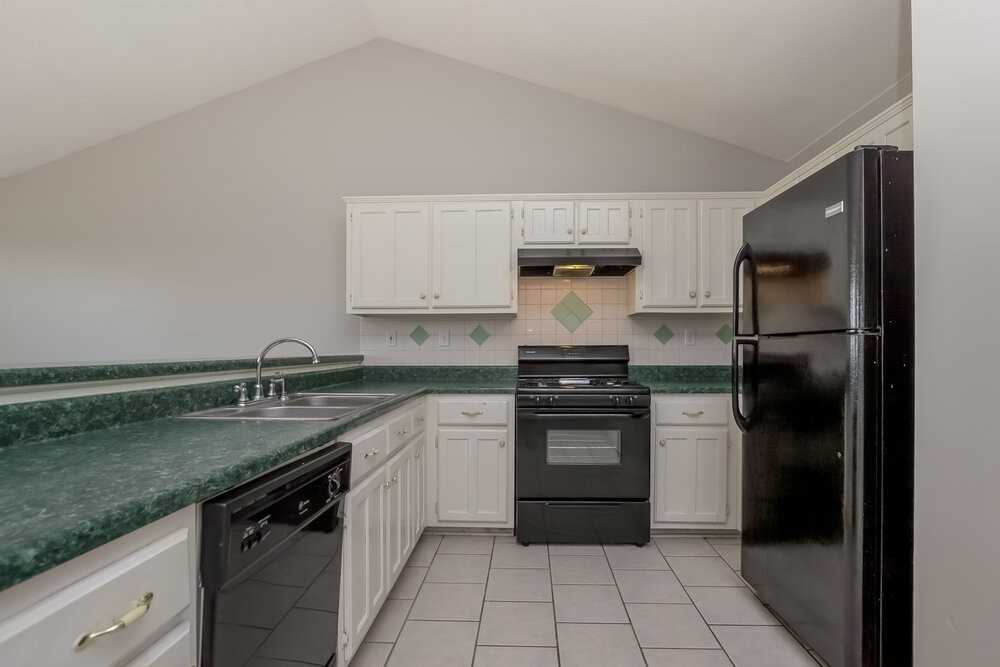 810 Lakemont Dr - Photo 4 of 13