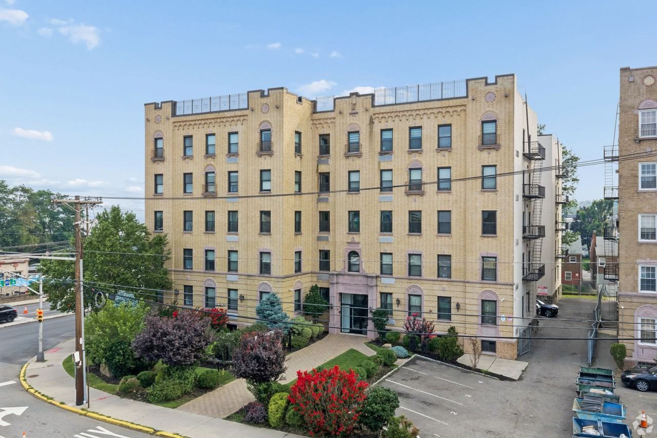 Ponciana Apartments: Contemporary Comfort and Affordable Luxury in North Bergen! - Photo 3 of 12