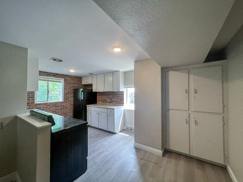 905 1/2 16th St - Photo 2 of 12