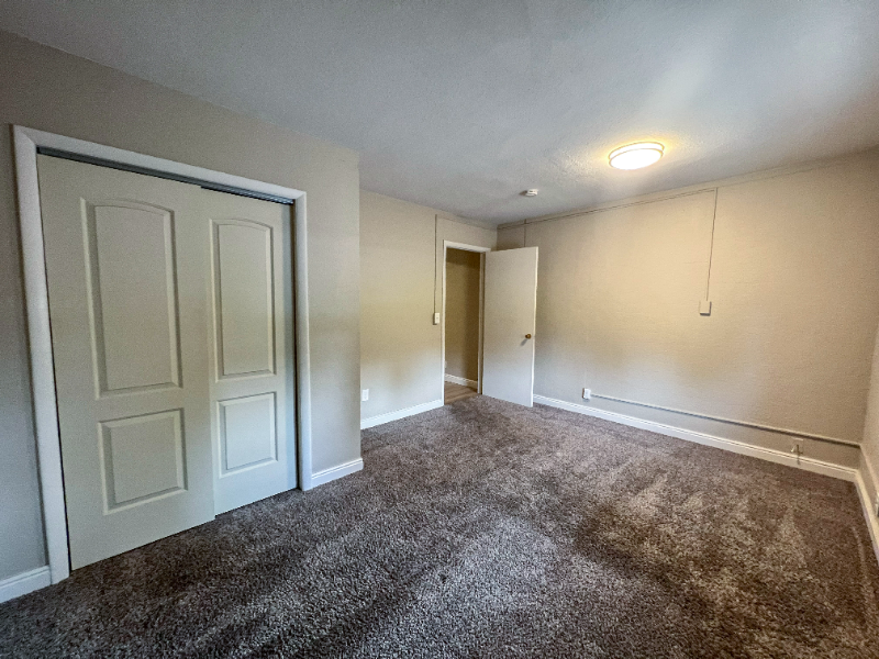 905 1/2 16th St - Photo 4 of 12