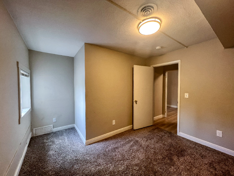905 1/2 16th St - Photo 5 of 12