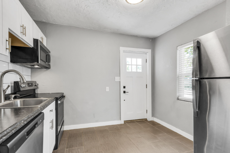 825 12th St #5 - Photo 3 of 13