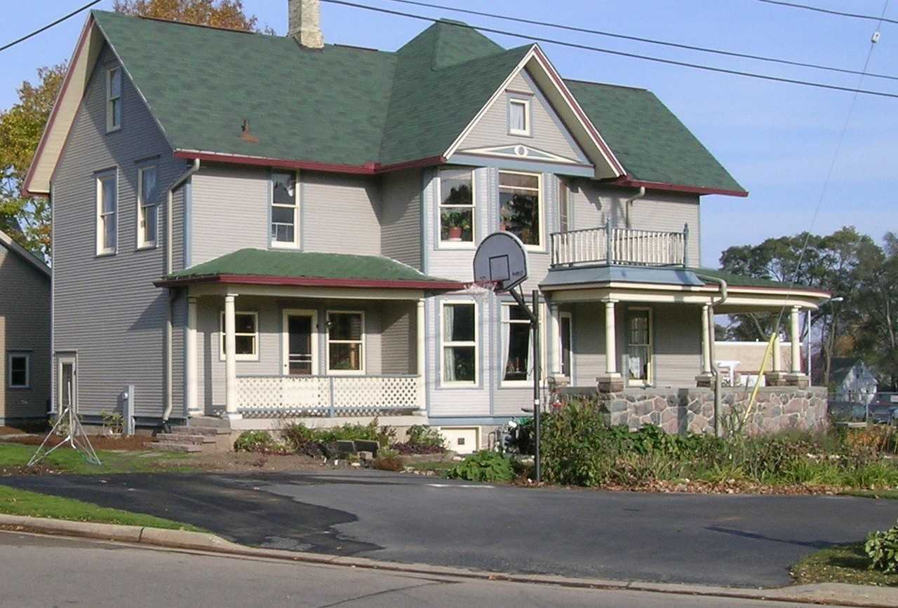 132 S Center St - Photo 2 of 3