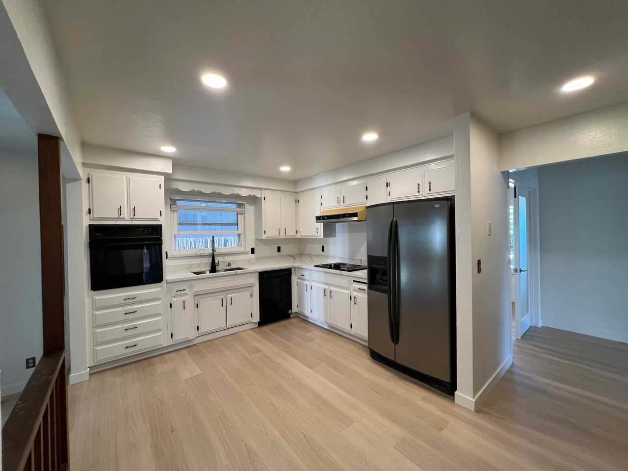 701 Bay St - Photo 7 of 20