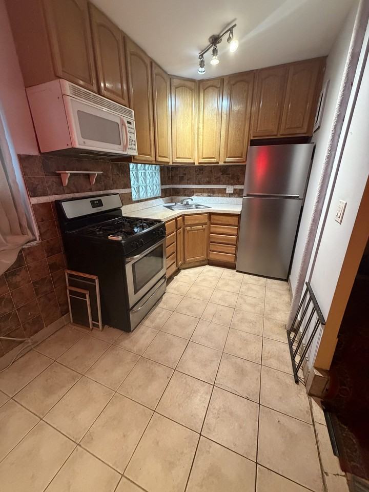 2116 35th St #1B - Photo 2 of 5