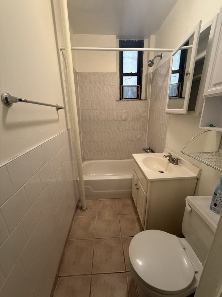 2116 35th St #1B - Photo 3 of 5