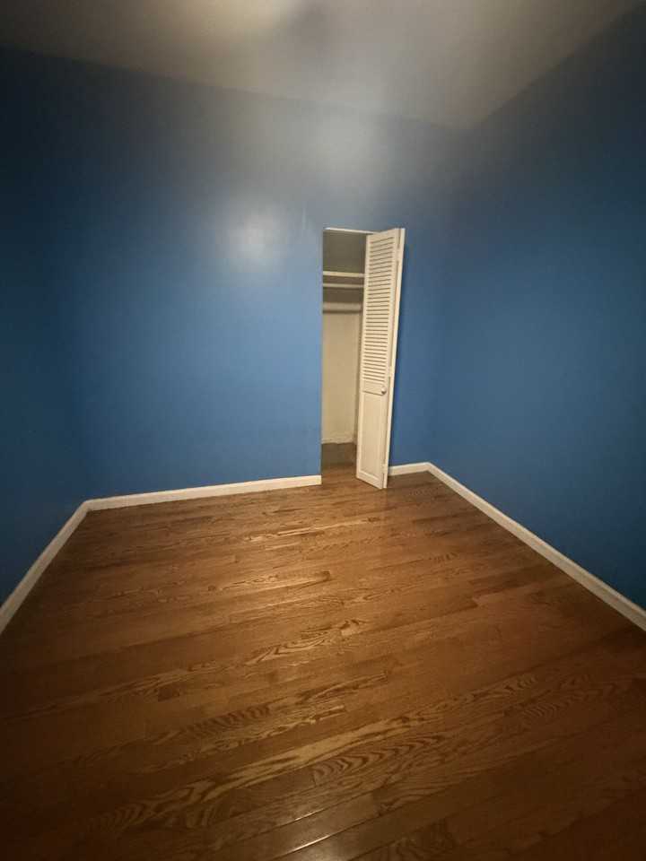 2116 35th St #1B - Photo 4 of 5