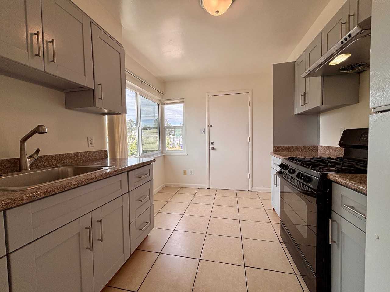 8634 Macarthur Blvd - Photo 4 of 12