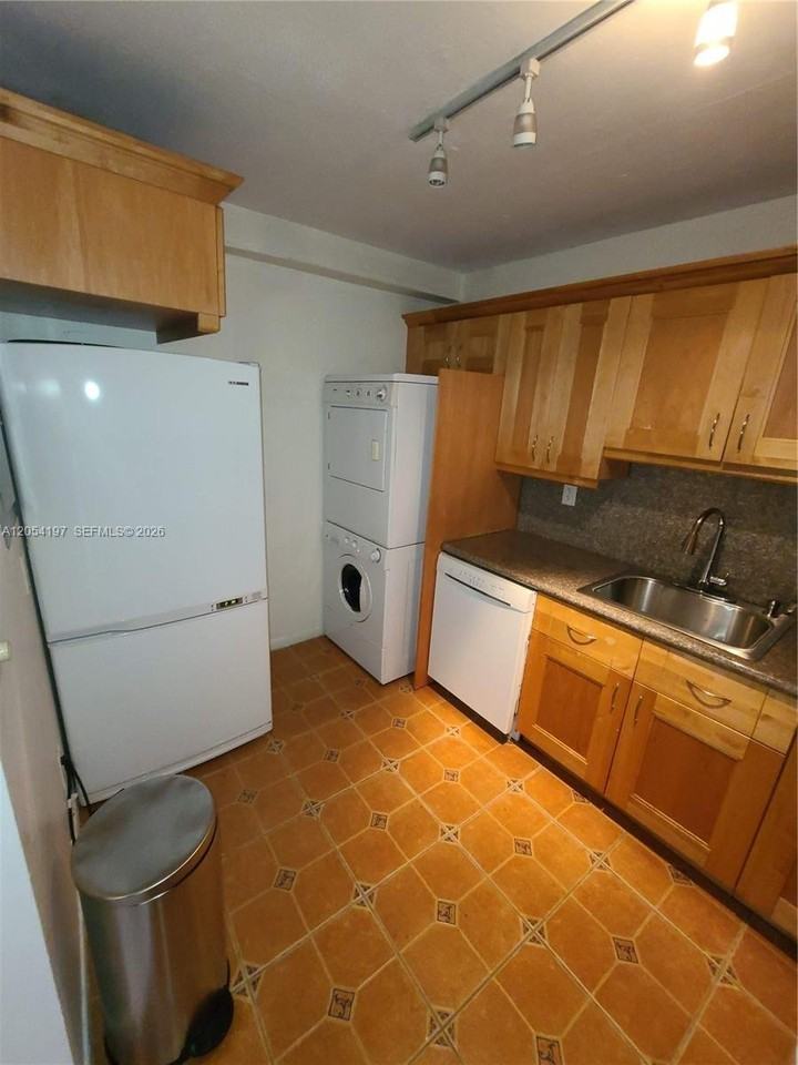 1605 Bay Rd #206 - Photo 7 of 14