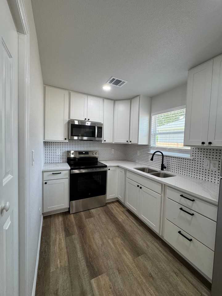 908 S 10th St - Photo 7 of 17