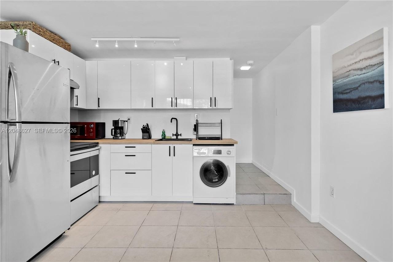 1841 Sw 29th Ave #B - Photo 3 of 7