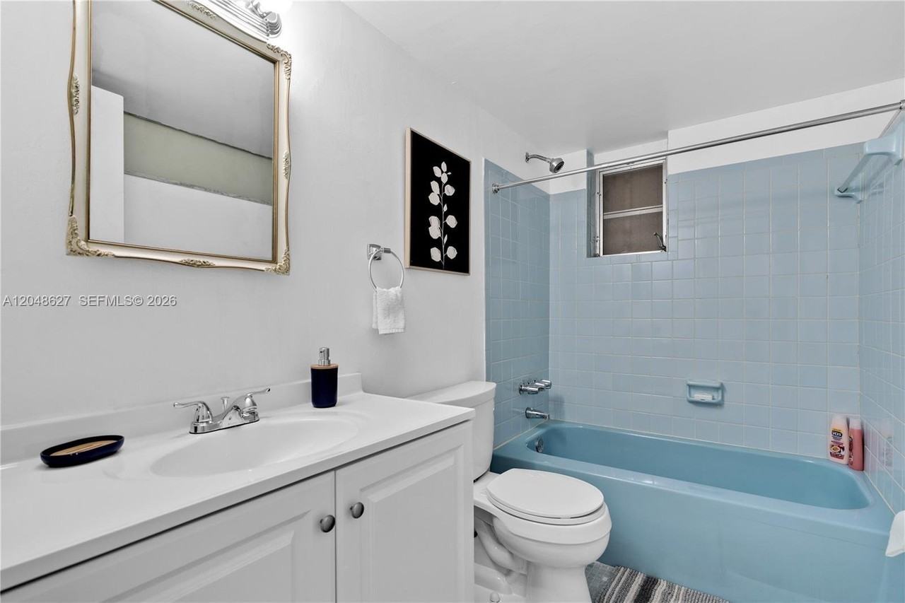 1841 Sw 29th Ave #B - Photo 5 of 7