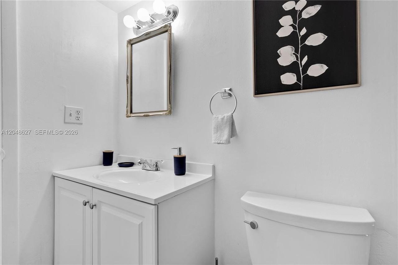 1841 Sw 29th Ave #B - Photo 6 of 7