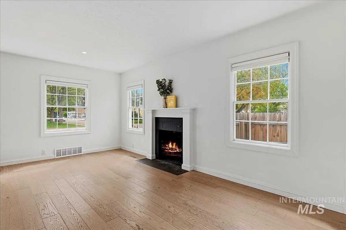 1424 Arlington Ave - Photo 3 of 13